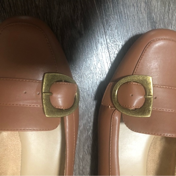 Naturalizer Tan Brown Loafer Flats with Gold Buckle, Size 7.5 M - Picture 6 of 6
